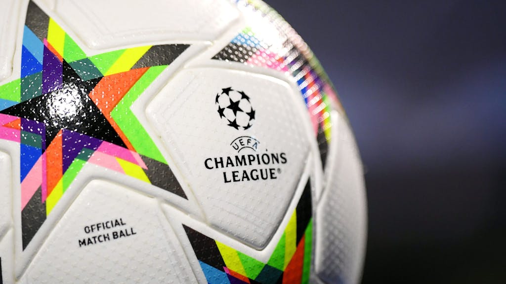Das Champions-League-Logo auf einem Fußball.