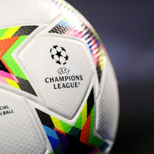 Das Champions-League-Logo auf einem Fußball.