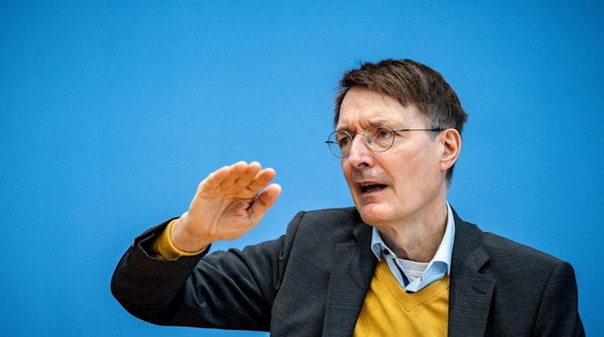 Karl Lauterbach (hier am 14.10.2022 in Berlin) warnt vor Schließungen im Gesundheitswesen.