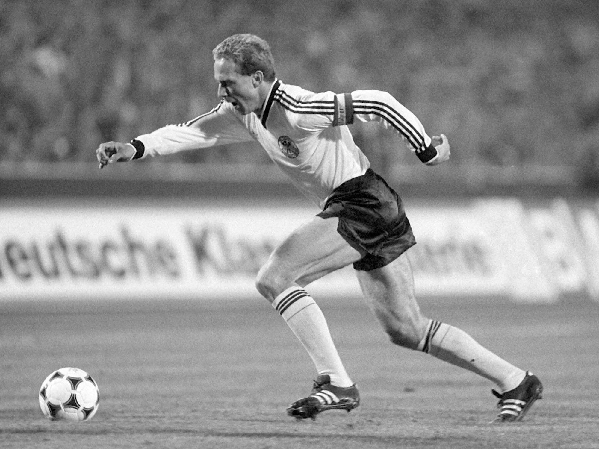 Karl-Heinz Rummenigge mit dem Ball am Fuß bei einem Länderspiel am 16. Oktober 1985.