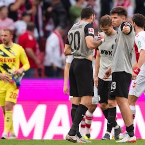 Elvis Rexhbecaj verlor mit dem FC Augsburg gegen den 1. FC Köln.