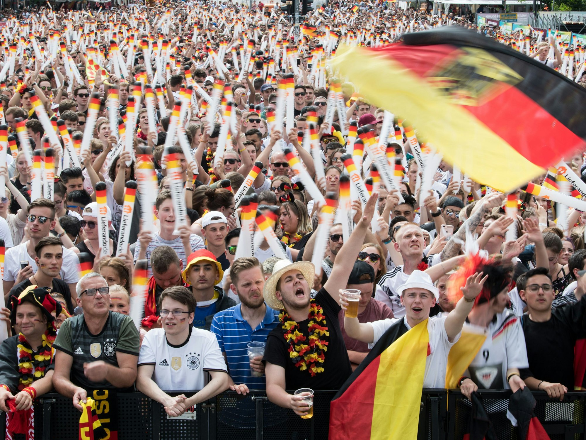 Deutschland-Fans beim Public Viewing fiebern mit.