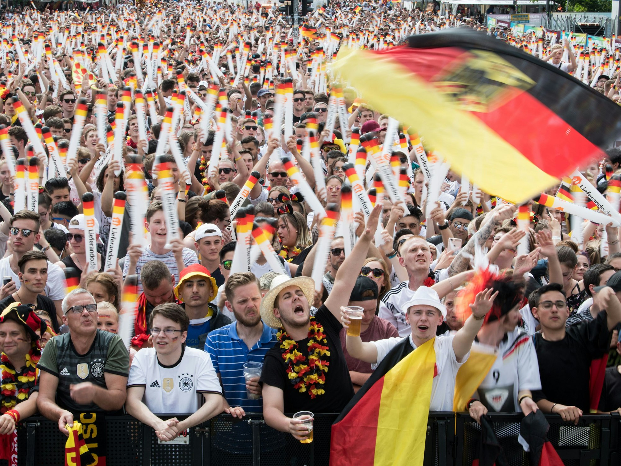 Fans beim Public Viewing auf der Berliner Fanmeile zur Fußball-Weltmeisterschaft.