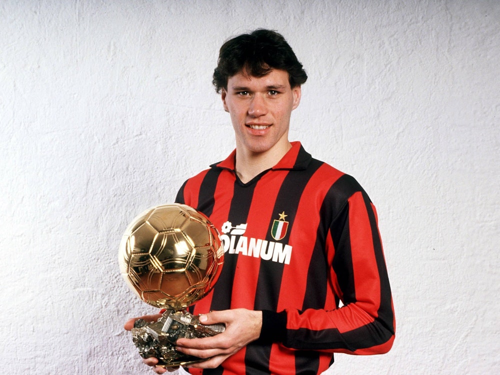 Marco van Basten präsentiert am 3. Februar 1989 seinen Ballon d'Or