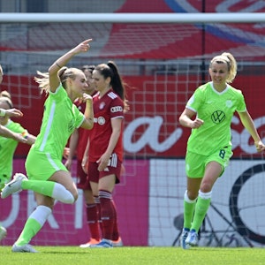 Die Frauen des VfL Wolfsburg bejubeln einen Treffer gegen Bayern München.