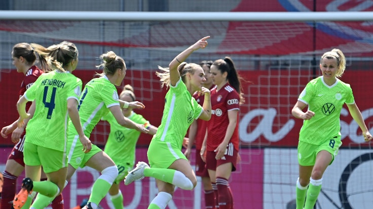 Die Frauen des VfL Wolfsburg bejubeln einen Treffer gegen Bayern München.