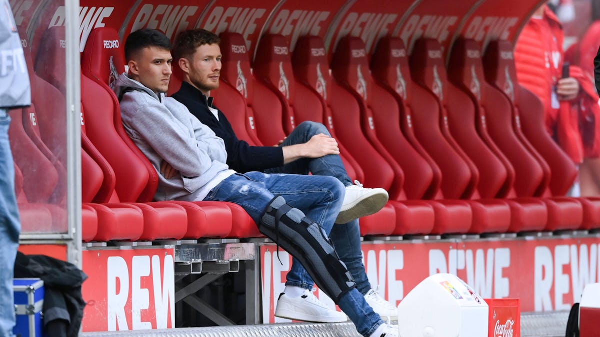 Dejan Ljubicic (l.) und Florian Kainz sitzen auf der Bank des 1. FC Köln.