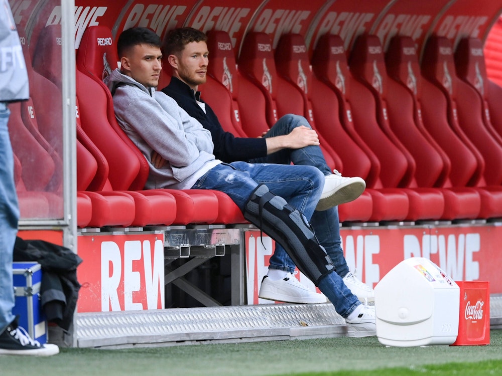 Dejan Ljubicic (l.) und Florian Kainz sitzen auf der Bank des 1. FC Köln.