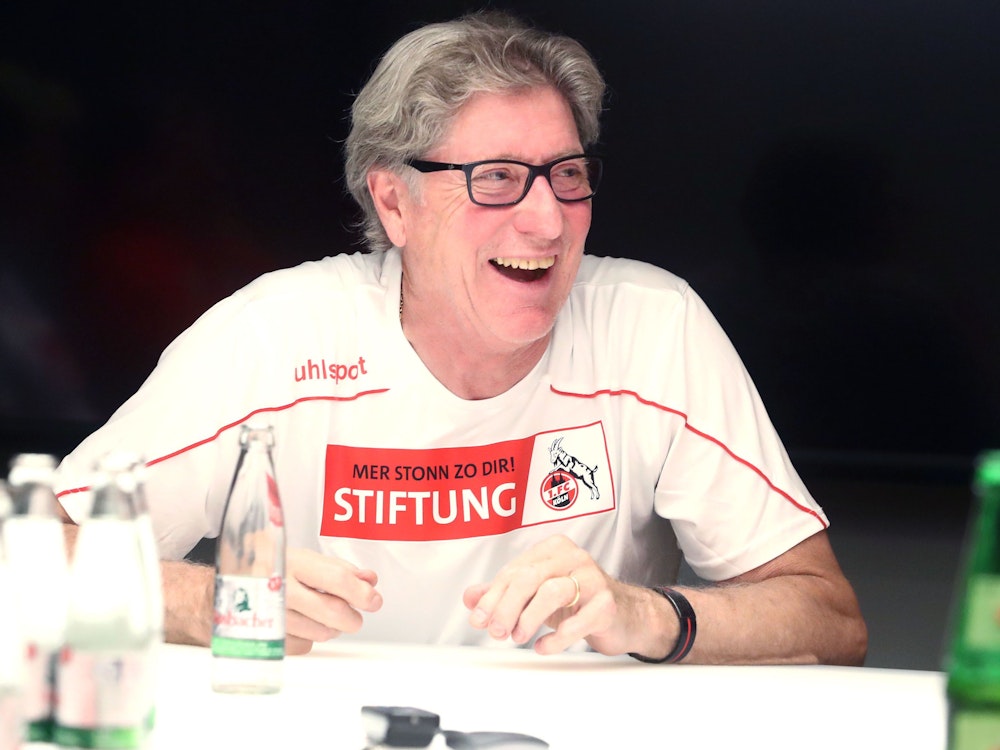 Toni Schumacher lacht bei einer Aktion der FC-Stiftung