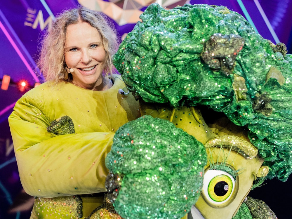 Katja Burkard, Moderatorin, steht als Figur „Der Brokkoli“ in der ProSieben-Show „The Masked Singer“ auf der Bühne.