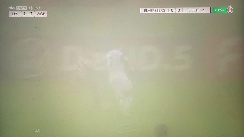 Screenhot der Sky-Übertragung zum DFB-Pokalspiel zwischen der SV Elversberg und dem VfL Bochum. Wegen aufziehenden Nebels war von Minute zu Minute weniger zu sehen.
