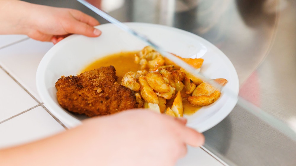 An Freiburgs Schulen soll bald nur noch vegetarisches Essen ausgegeben werden. Das Symbolfoto zeigt einen vollen Mensa-Teller.