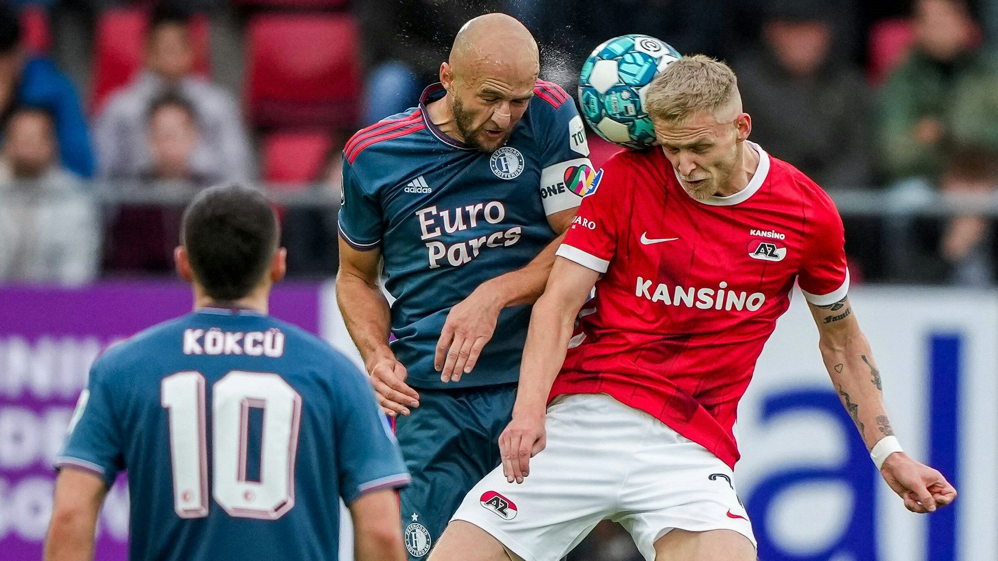 Gernot Trauner (M.) trägt im Spiel von Feyenoord Rotterdam gegen AZ Alkmaar die „One Love“-Kapitänsbinde, die Orkun Kökcü (v.) nicht am Arm haben wollte.