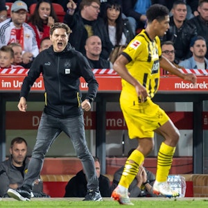 Dortmunds Trainer Edin Terzic (l) sehr erbost an der Seitenlinie. Davor ist Jude Bellingham zu sehen (r).