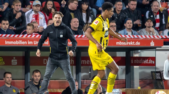 Dortmunds Trainer Edin Terzic (l) sehr erbost an der Seitenlinie. Davor ist Jude Bellingham zu sehen (r).