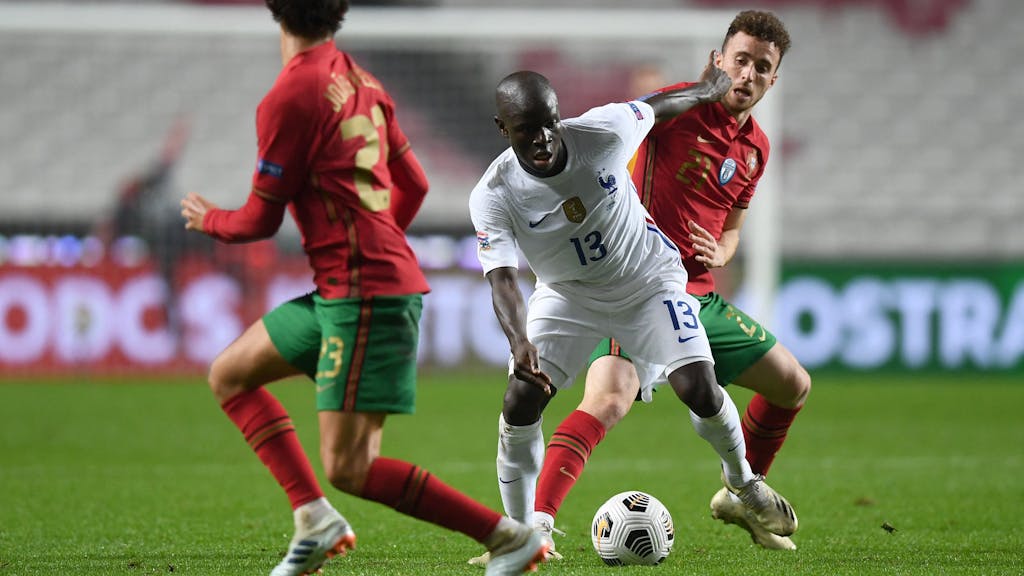 N'Golo Kanté (M.) und Diogo Jota (r.) im Zweikampf in der Nations League. Beide werden ihren Teams bei der WM 2022 fehlen