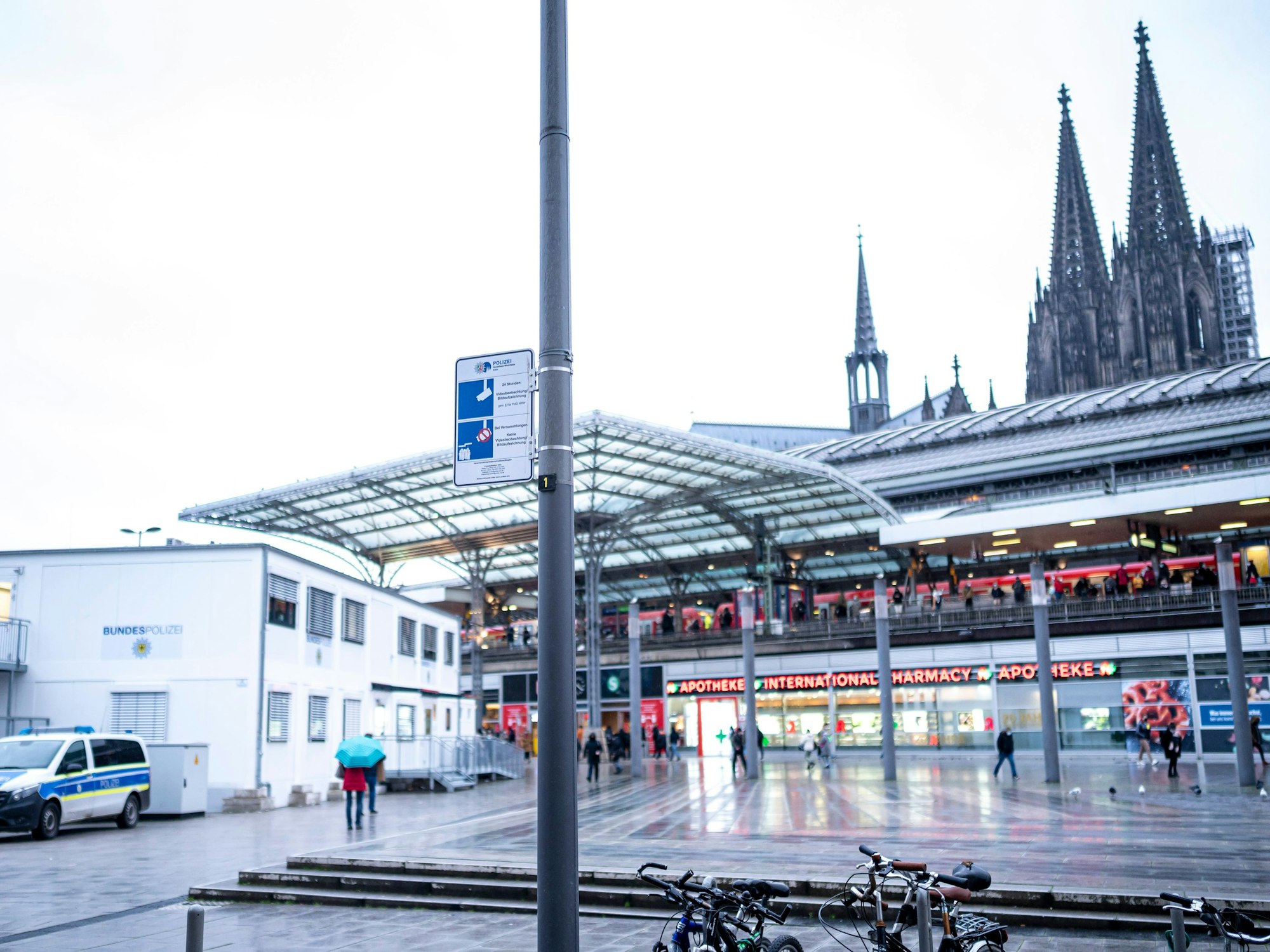 Überblick über den Breslauer Platz am Kölner Hauptbahnhof. Im Hintergrund ist der Kölner Dom zu sehen.