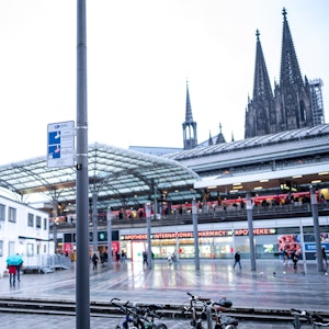 Überblick über den Breslauer Platz am Kölner Hauptbahnhof. Im Hintergrund ist der Kölner Dom zu sehen.