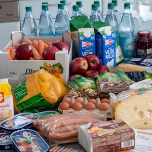 Lebensmittel und Produkte des täglichen Bedarf liegen auf einem Küchentisch (undatiertes Symbolfoto).