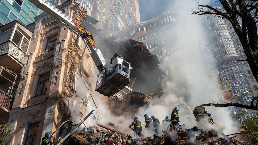 Feuerwehrleute arbeiten nach einem Drohnenangriff auf Kyjiw in den Trümmern eines Gebäudes.&nbsp;