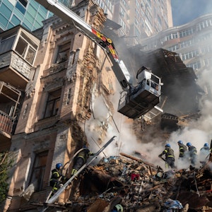 Feuerwehrleute arbeiten nach einem Drohnenangriff auf Kyjiw in den Trümmern eines Gebäudes.