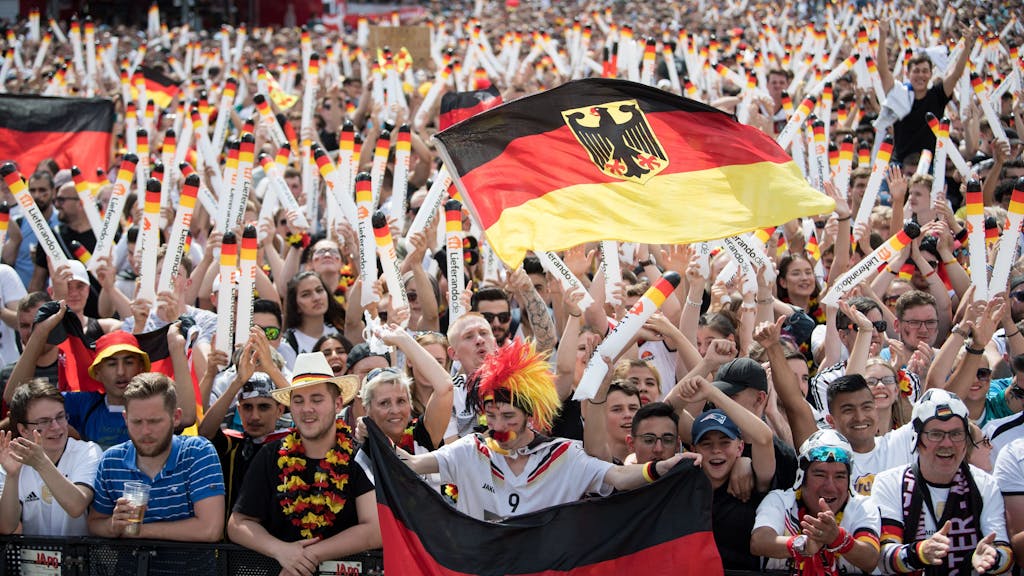 Menschen jubeln beim Public Viewing des Spiels Deutschland gegen Südkorea in Berlin.