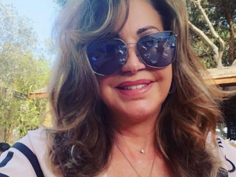 Carmen posiert für ein Selfie mit Sonnenbrille.