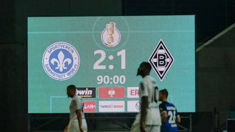 Die Anzeigetafel zeigt den 2:1-Endstand des DFB-Pokal-Duells von Darmstadt 98 gegen Borussia Mönchengladbach am 18. Oktober 2022.