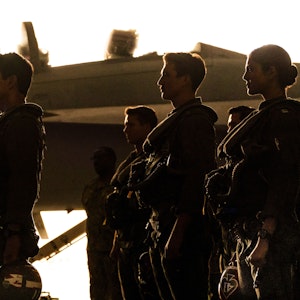 Die Schauspieler Tom Cruise (Capt. Pete „Maverick“ Mitchell, l-r), Miles Teller, Monica Barbaro und Glen Powell in einer Szene aus "Top Gun: Maverick".