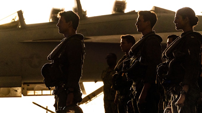 Die Schauspieler Tom Cruise (Capt. Pete „Maverick“ Mitchell, l-r), Miles Teller, Monica Barbaro und Glen Powell in einer Szene aus "Top Gun: Maverick".