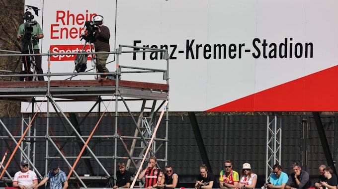 Beim Frauen-Bundesliga-Spiel zwischen dem 1. FC Köln und Bayer 04 Leverkusen stehen TV-Kameras auf einem Podest.