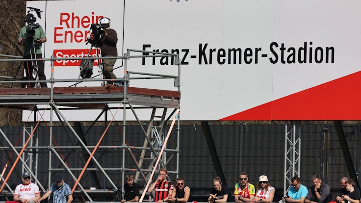 1. Beim Bundesligaspiel der Frauen zwischen dem 1. FC Köln und Bayer 04 Leverkusen sind Fernsehkameras auf der Tribüne.