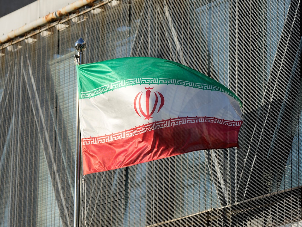 Das Symbolfoto vom 18. Oktober 2022 zeigt die iranische Landesflagge vor einem Gebäude.