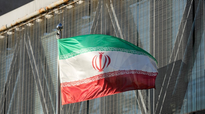 Das Symbolfoto vom 18. Oktober 2022 zeigt die iranische Landesflagge vor einem Gebäude.