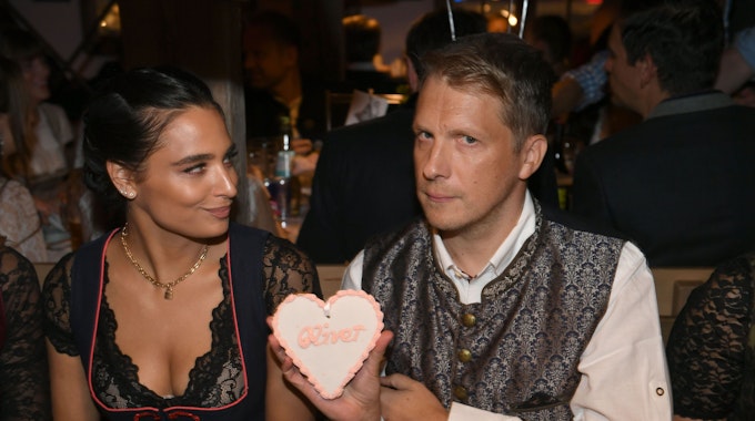 Der Comedian Oliver Pocher und seine Frau Amira am 18. September 2022 feiern beim Almauftrieb" im Käfer-Zelt auf dem Oktoberfest.