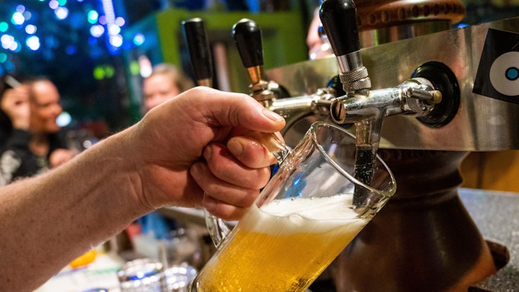 In einer Bar in Berlin-Friedrichshain wird ein Bier gezapft.