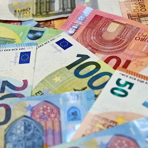 Das Symbolfoto zeigt mehrere Geldscheine.