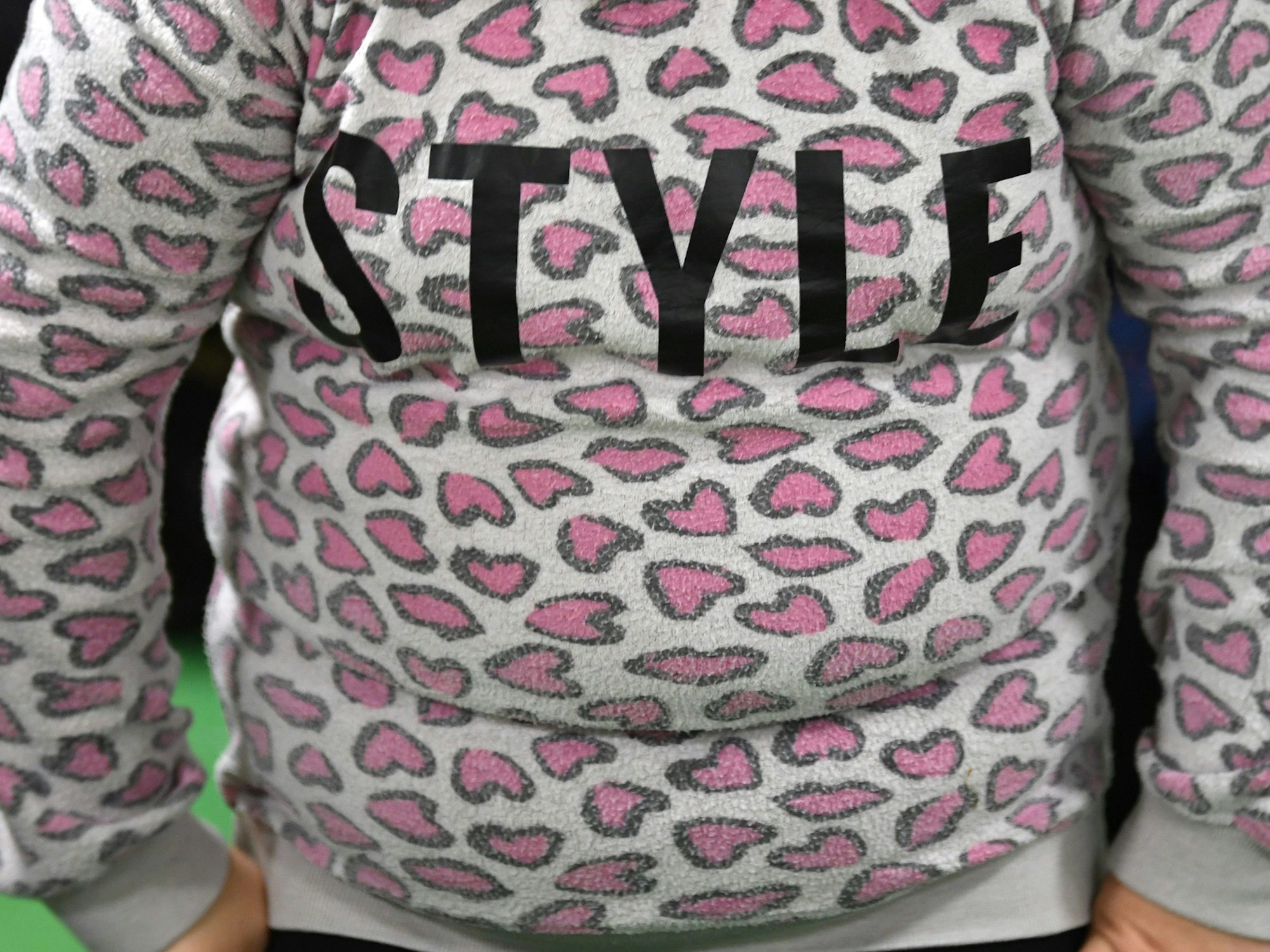 Ein übergewichtiges Kind trägt einen Pulli mit dem Schriftzug ‚Style‘. Dieses Symbolfoto wurde im Jahr 2017 aufgenommen