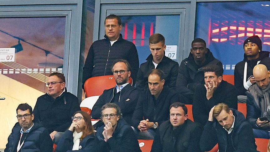 Max Eberl (links-oben), ehemaliger Manager von Borussia Mönchengladbach, hat sich am Dienstag (18. Oktober 2022) das DFB-Pokal-Spiel seines neuen Arbeitgebers RB Leipzig gegen den Hamburger SV im Stadion angeschaut. Auf der Tribüne sitzen vor ihm unter anderem Ralf Rangnick und Oliver Mintzlaff.