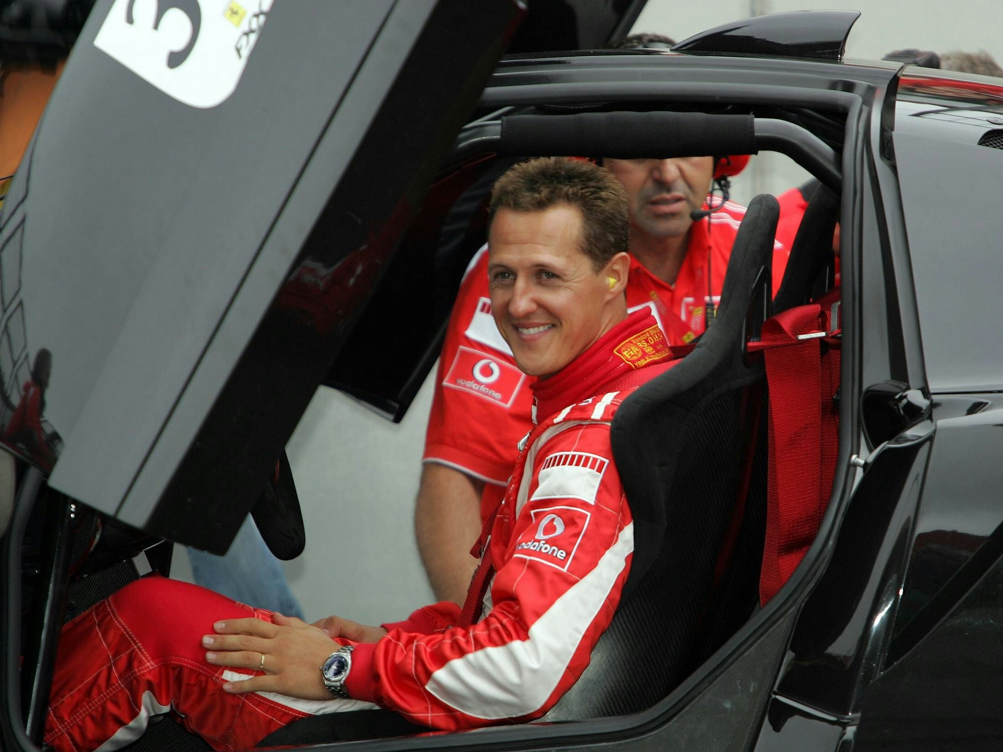 Michael Schumacher (Deutschland) am Steuer eines schwarzen Ferrari (2006).