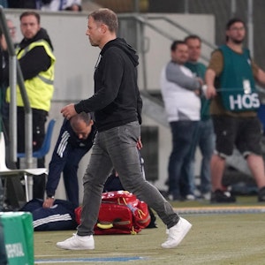 Der Schalker Trainer Frank Kramer geht nach der Niederlage vom Platz.