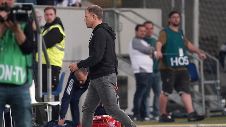 Der Schalker Trainer Frank Kramer geht nach der Niederlage vom Platz.