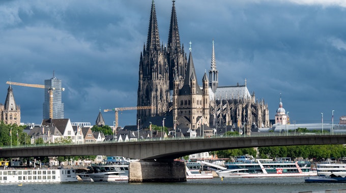 Das Stadtpanorama mit Rhein und Dom am 22. Juli 2022.