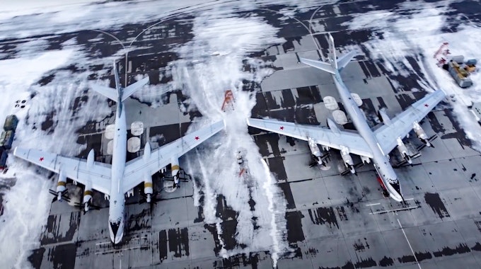 Auf diesem vom russischen Verteidigungsministerium zur Verfügung gestellten Videostandbild sind zwei strategische Tu-95-Bomber der russischen Luftwaffe auf einem Luftwaffenstützpunkt geparkt. <br>dpa