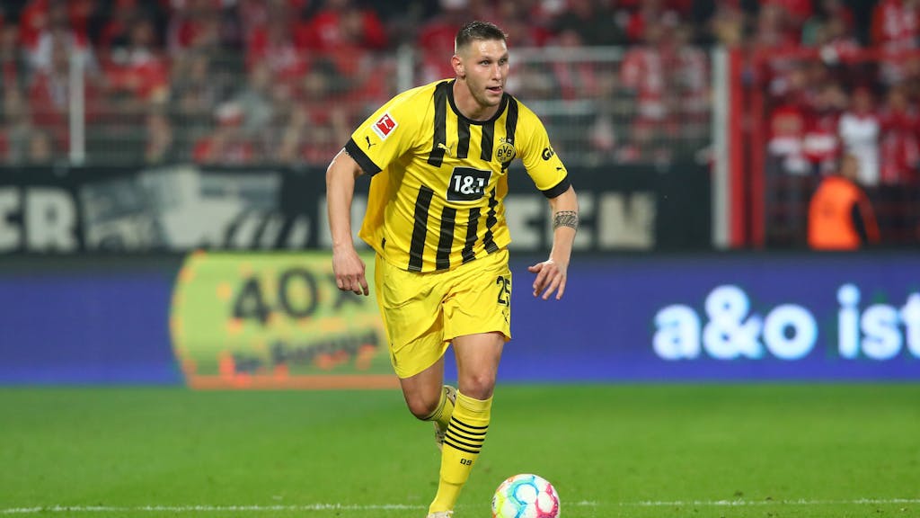 Niklas Süle führt den Ball im Bundesliga-Spiel gegen Union Berlin