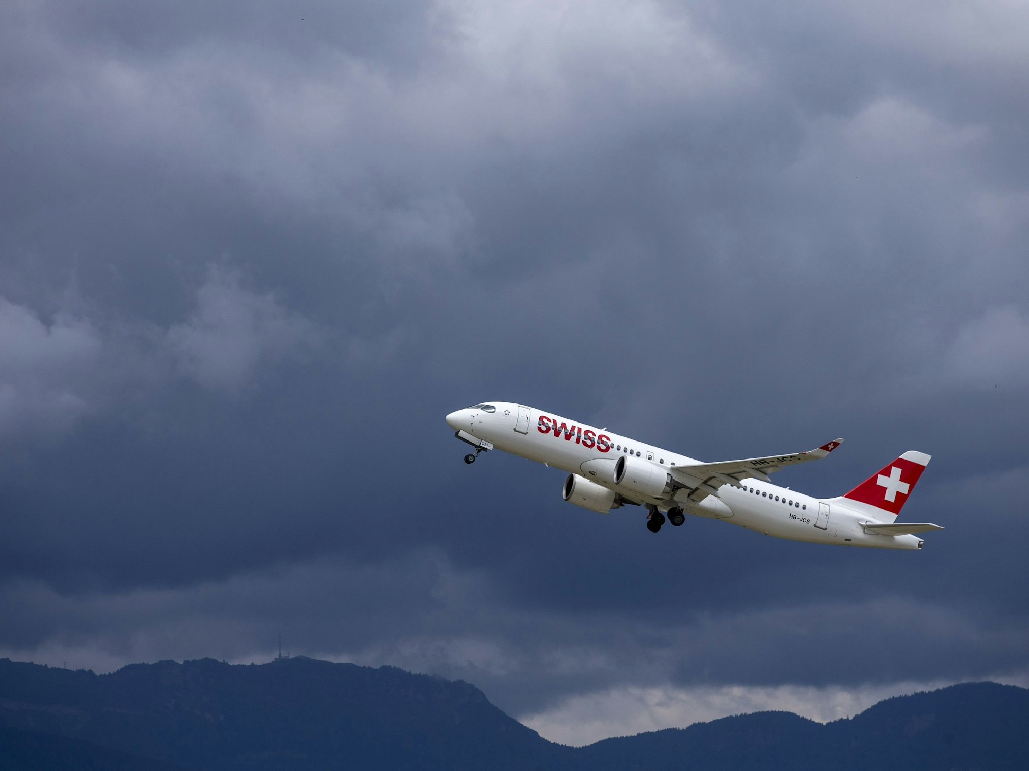 Ein Flugzeug des Typs Airbus A220-300 (HB-JCS) von Swiss International Air Lines startet am Genfer Flughafen.