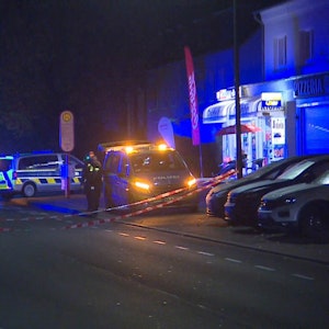 Einsatzkräfte der Polizei haben eine Straße in Dortmund abgesperrt. Die Lichter der Autos sind an, weil es noch dunkel ist.