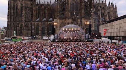 Viele Menschen im Publikum beim Konzert der Bläck Fööss auf dem Roncalliplatz in Köln.