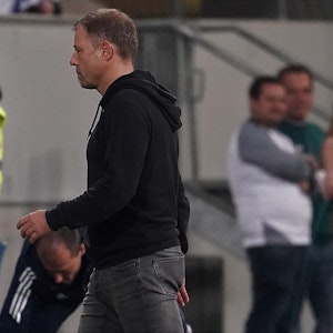 Der bisherige Schalke-Trainer Frank Kramer bei seinem Abgang nach der Pokal-Niederlage in Hoffenheim. S04 fahndet weiter nach seinem Nachfolger.