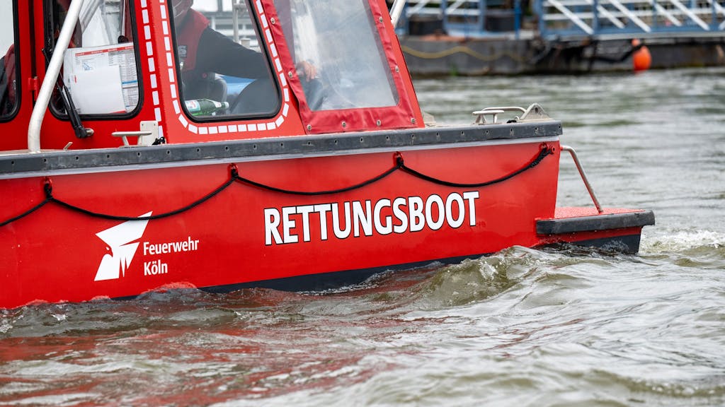 Das Rettungsboot Ursula der Kölner Feuerwehr bei einem Einsatz auf dem Rhein.